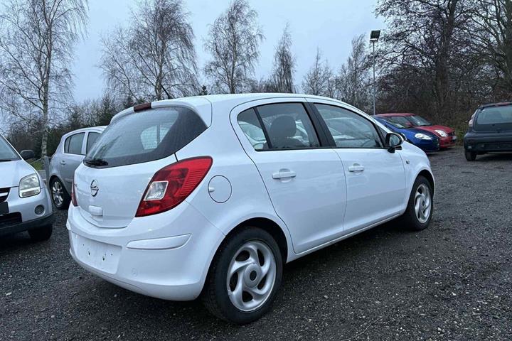 Hvid Opel Corsa fra 2013