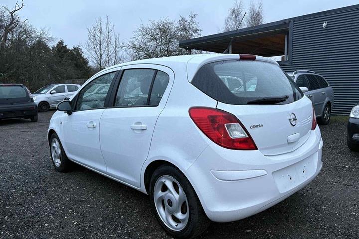 Hvid Opel Corsa fra 2013