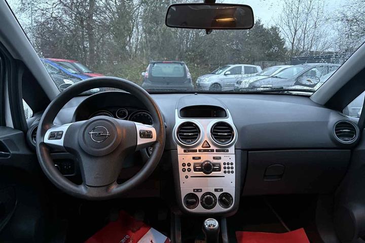 Hvid Opel Corsa fra 2013