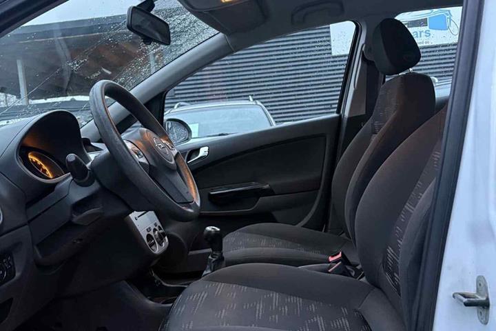 Hvid Opel Corsa fra 2013
