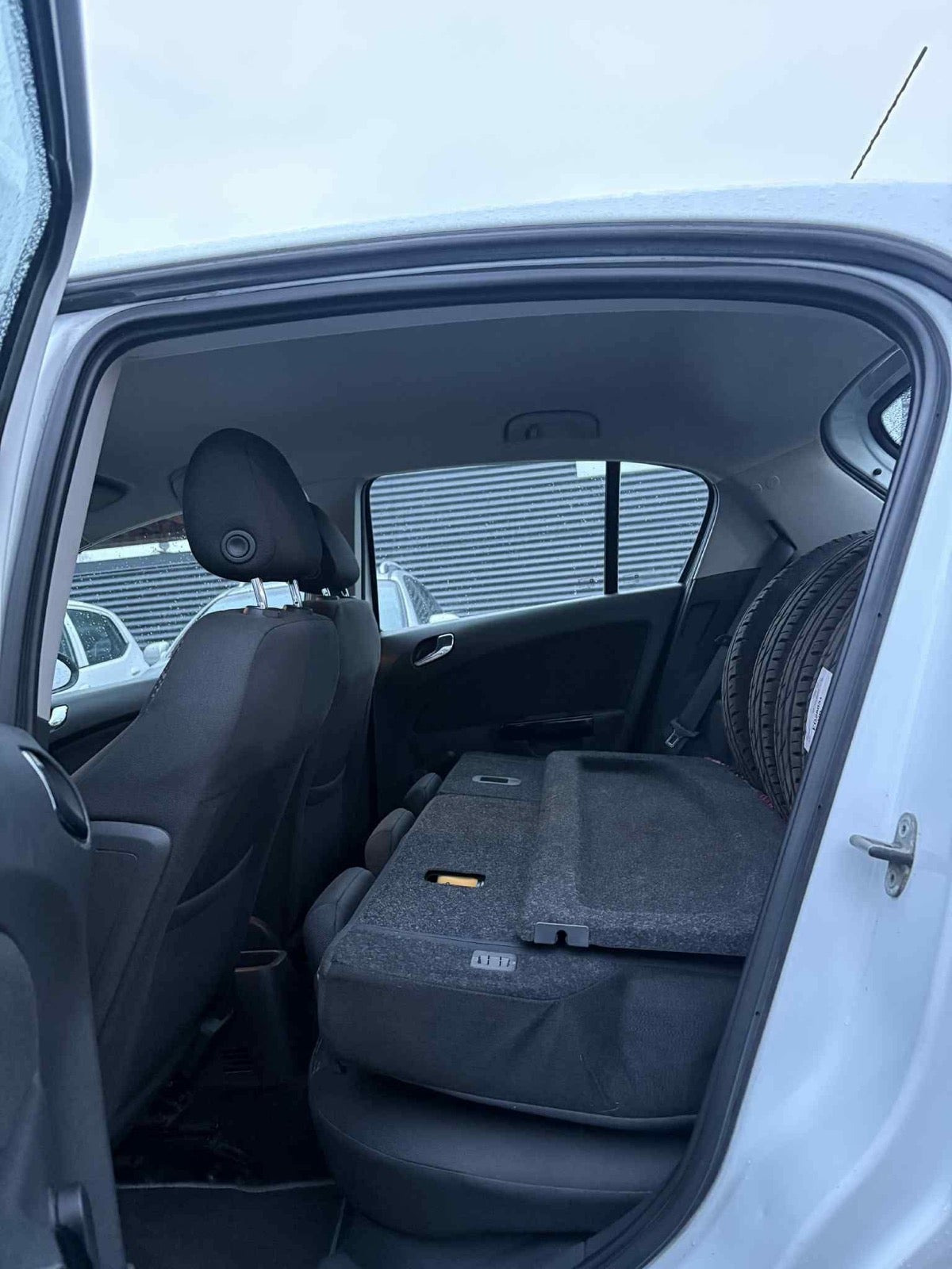 Hvid Opel Corsa fra 2013