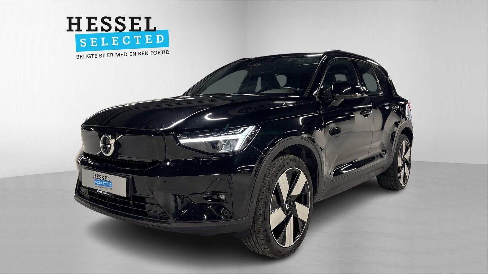 Sort Volvo XC40 fra 2023 set udefra