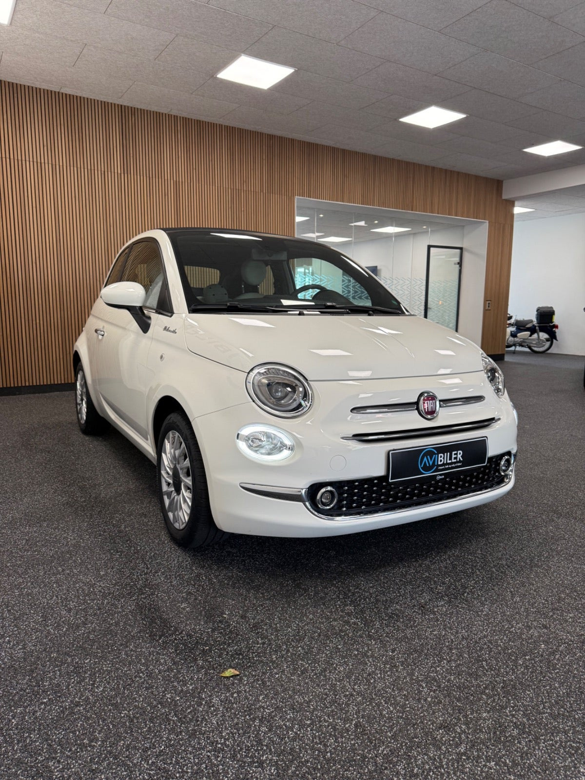 Hvid Fiat 500C fra 2022