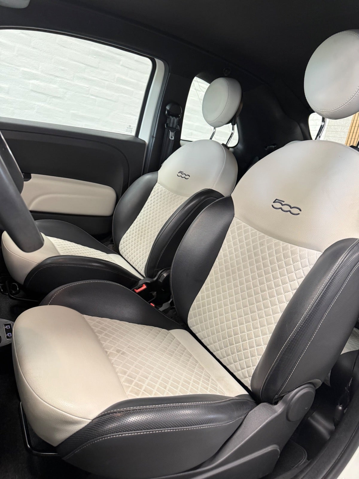 Hvid Fiat 500C fra 2022