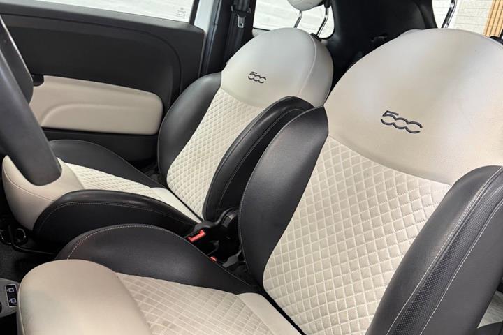 Hvid Fiat 500C fra 2022