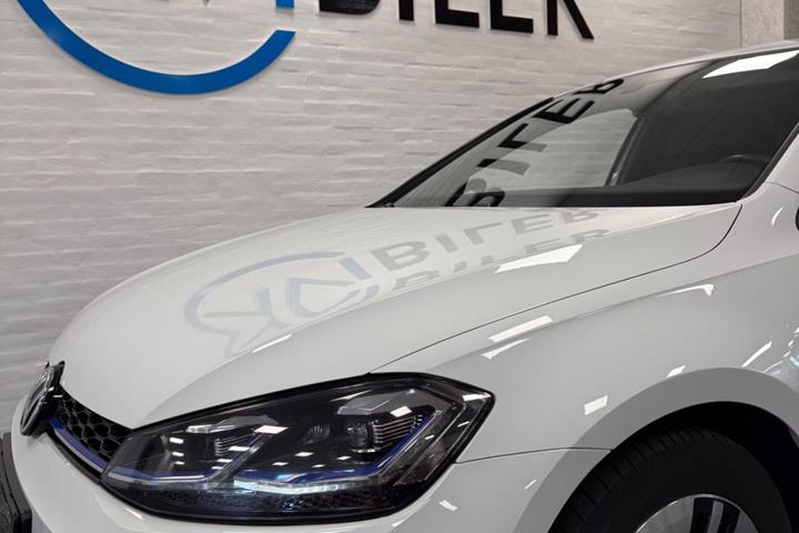 Hvid VW Golf VII fra 2019