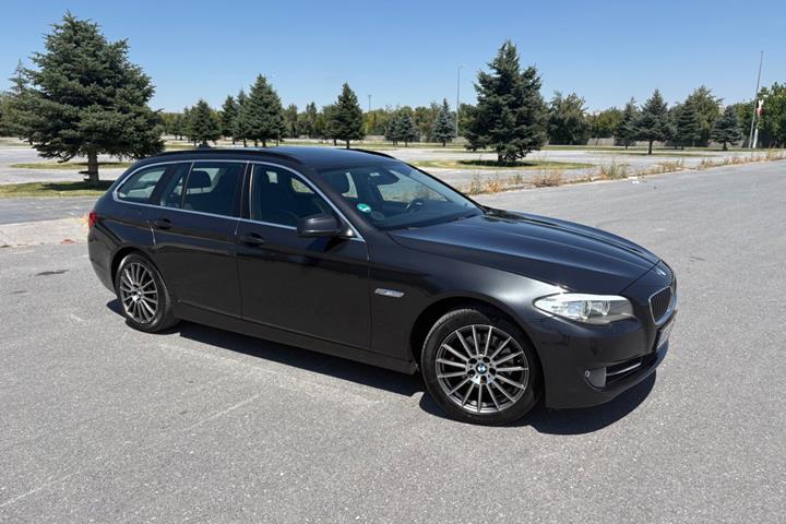 Sort BMW 520d fra 2012 set udefra