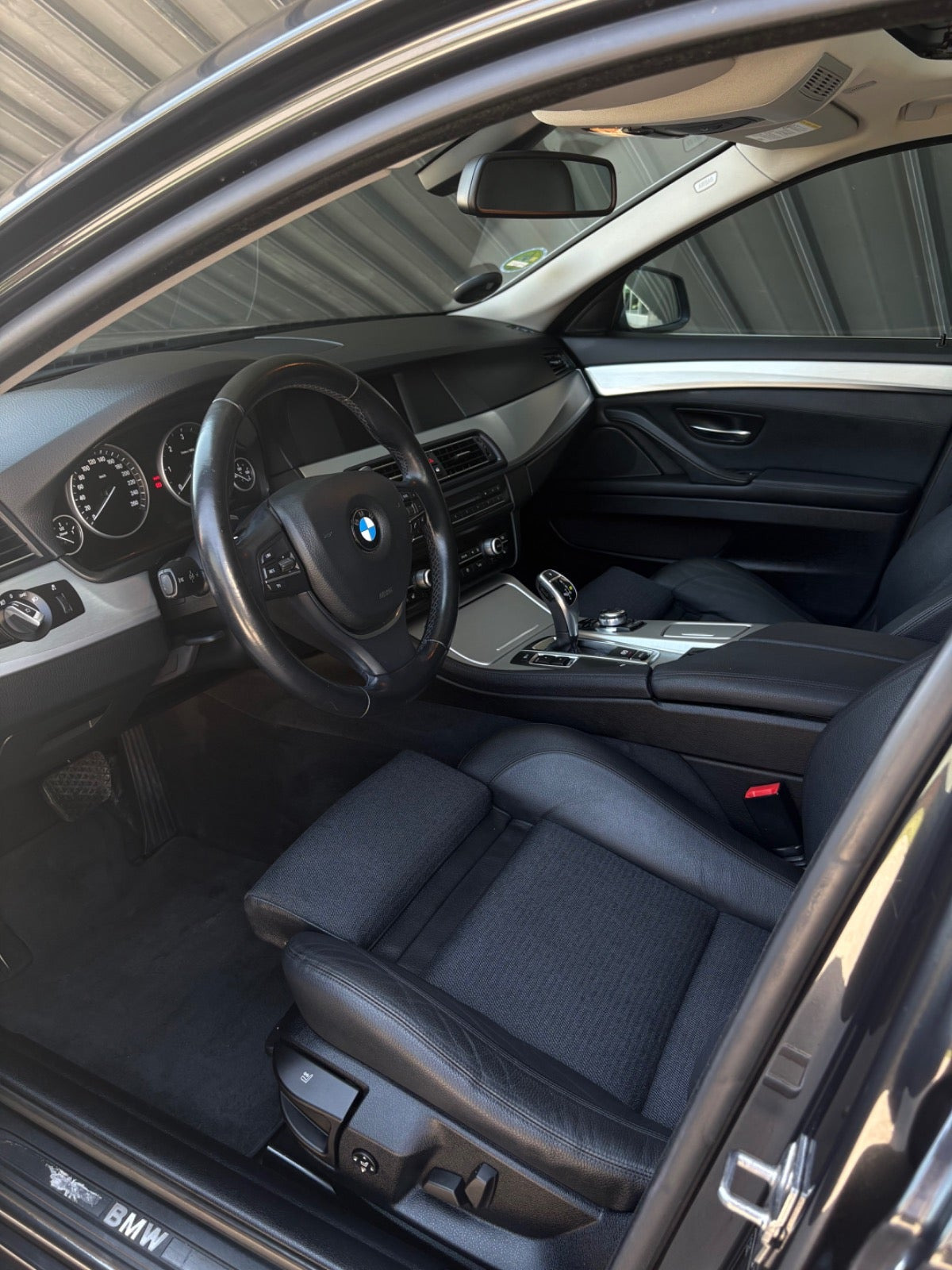 Sort BMW 520d fra 2012