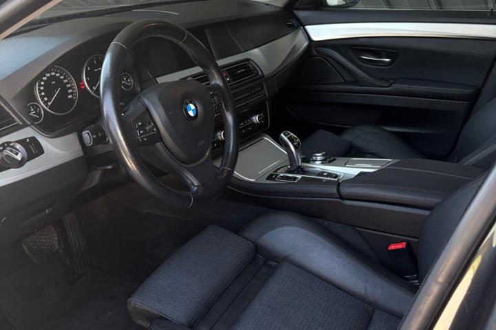 Sort BMW 520d fra 2012