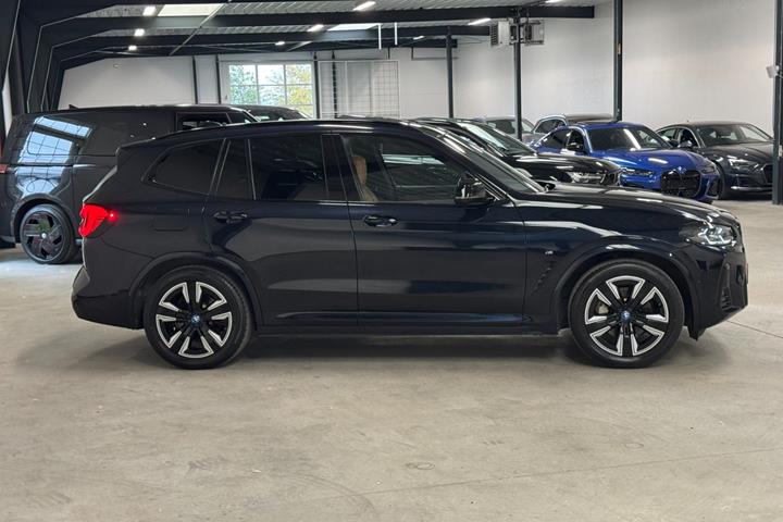 Sort BMW iX3 fra 2023