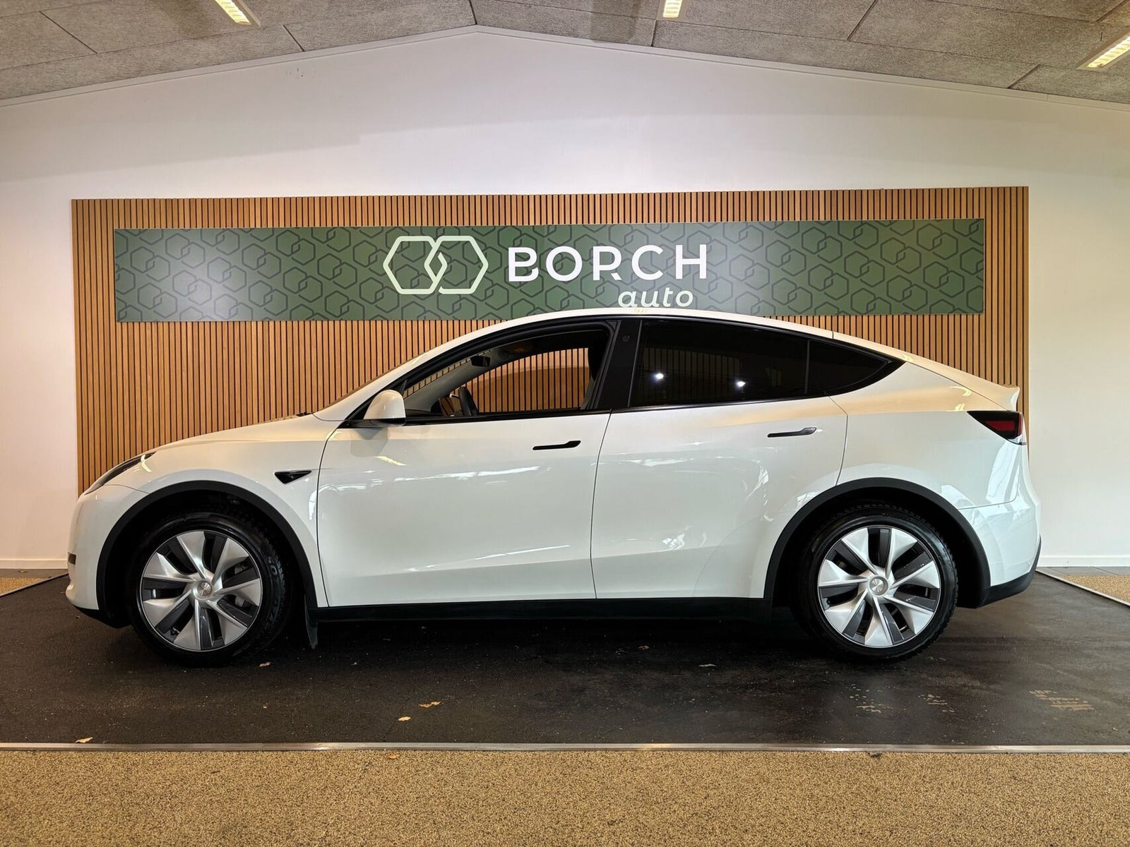 Hvid Tesla Model Y fra 2023