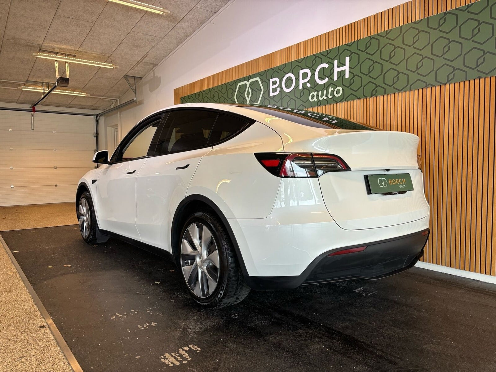 Hvid Tesla Model Y fra 2023