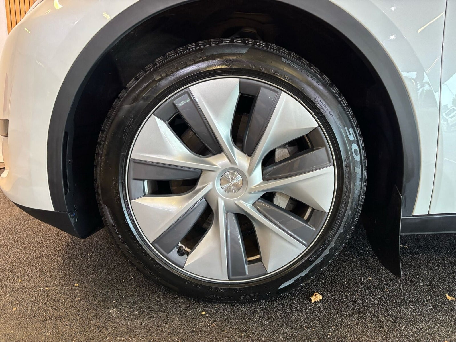 Hvid Tesla Model Y fra 2023