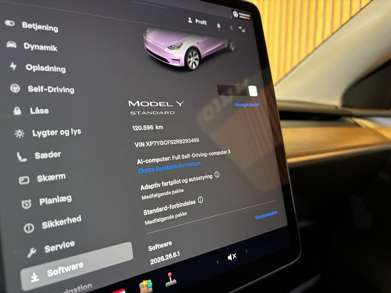 Hvid Tesla Model Y fra 2023