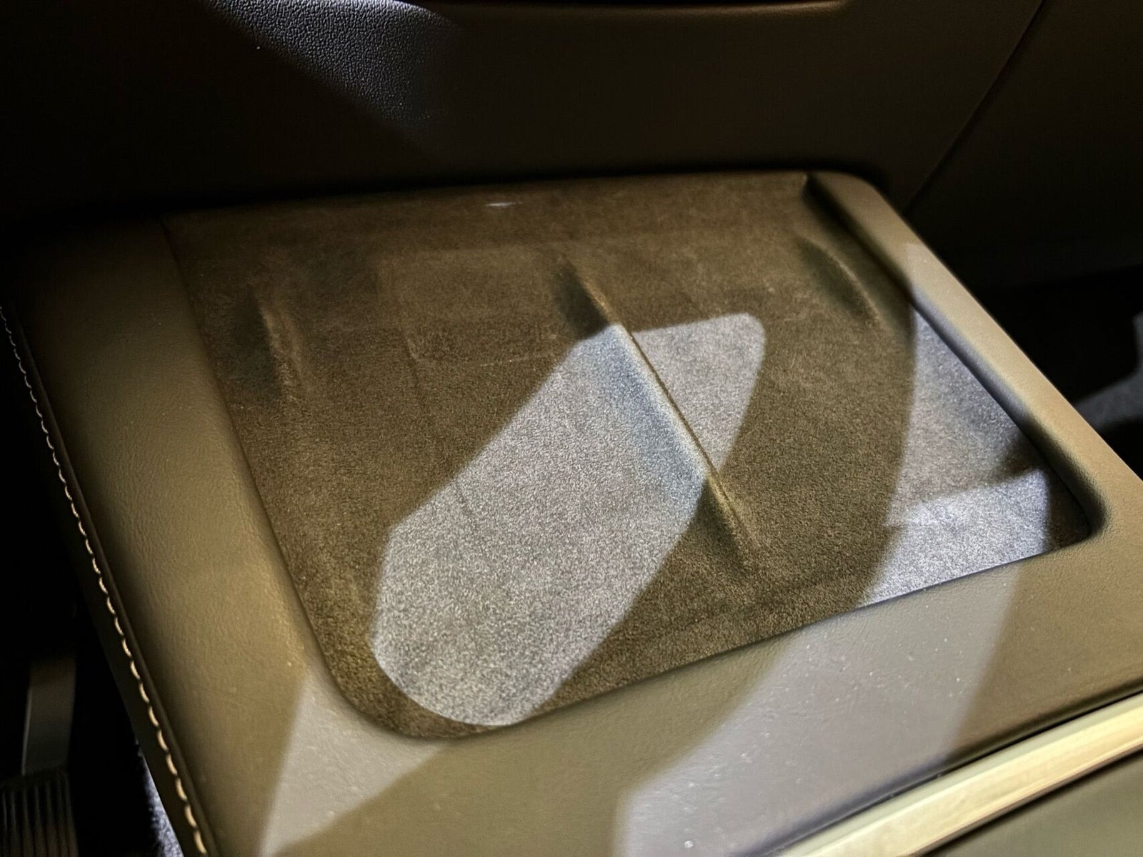 Hvid Tesla Model Y fra 2023