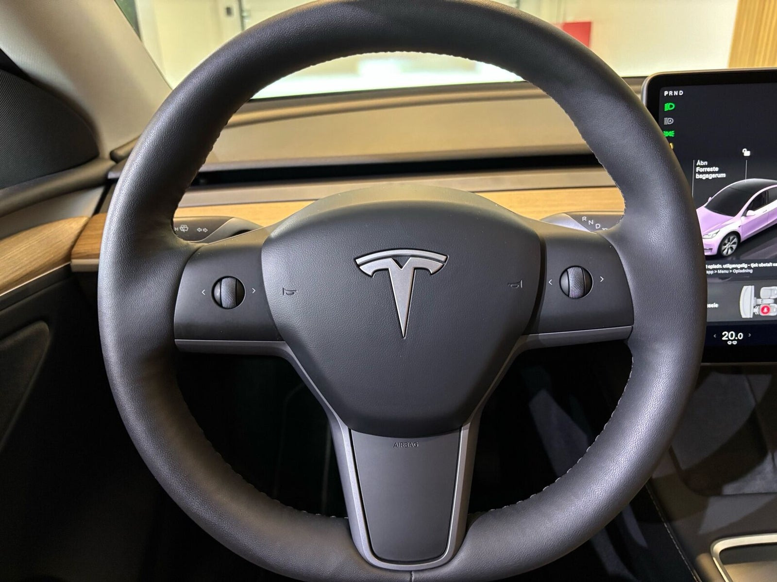 Hvid Tesla Model Y fra 2023