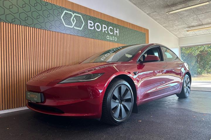 Rød Tesla Model 3 fra 2024