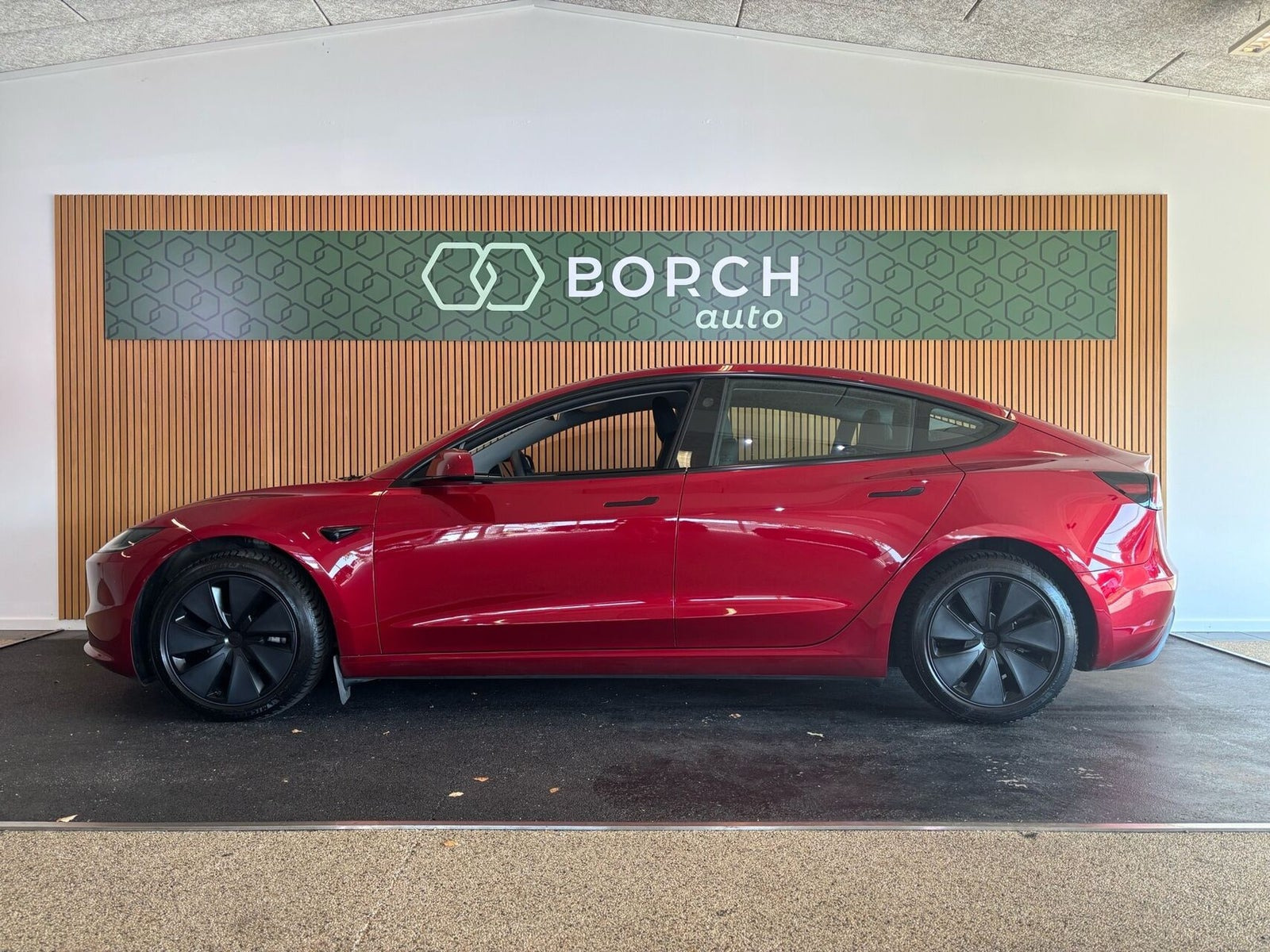Rød Tesla Model 3 fra 2024