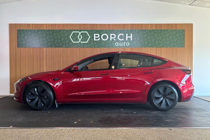 Rød Tesla Model 3 fra 2024