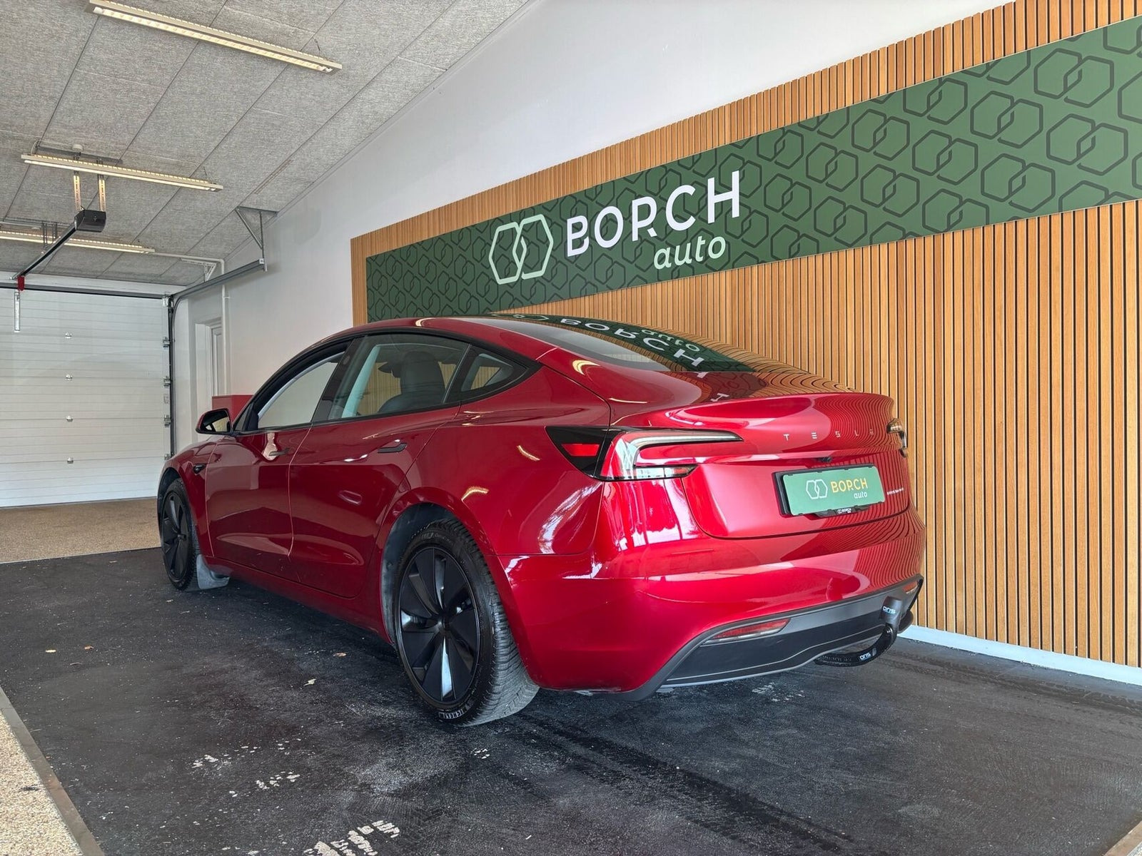 Rød Tesla Model 3 fra 2024
