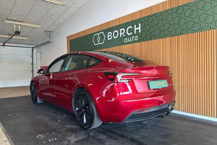 Rød Tesla Model 3 fra 2024