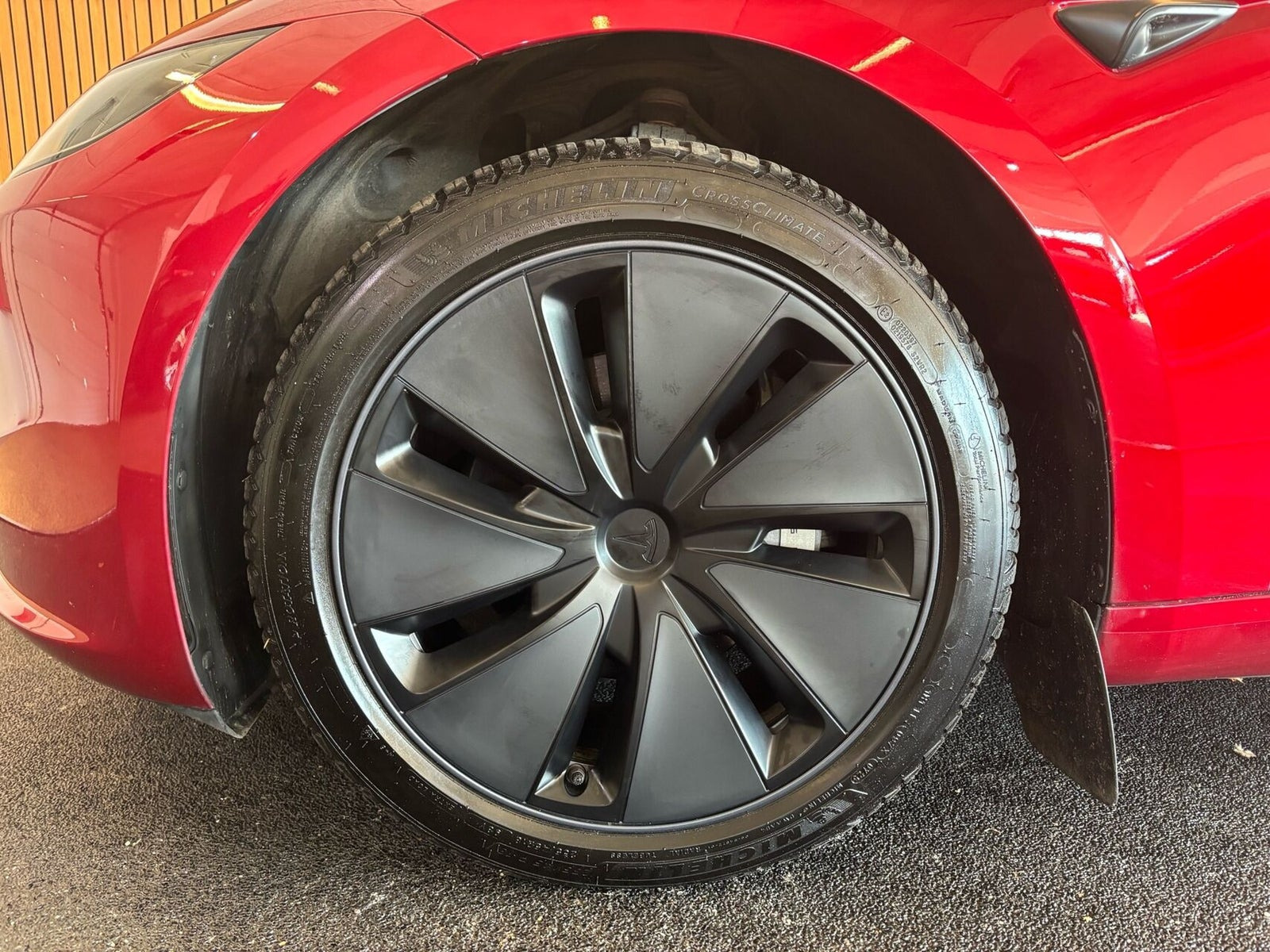 Rød Tesla Model 3 fra 2024