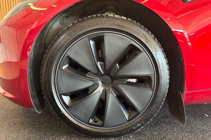 Rød Tesla Model 3 fra 2024