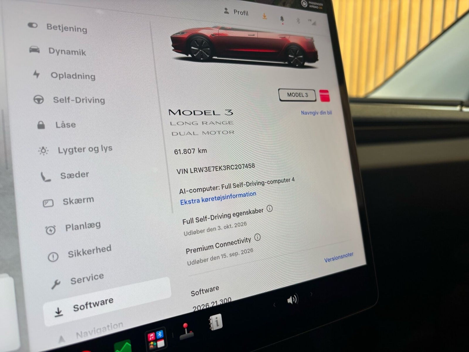 Rød Tesla Model 3 fra 2024
