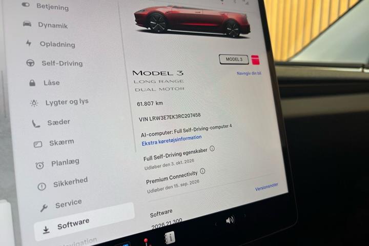 Rød Tesla Model 3 fra 2024