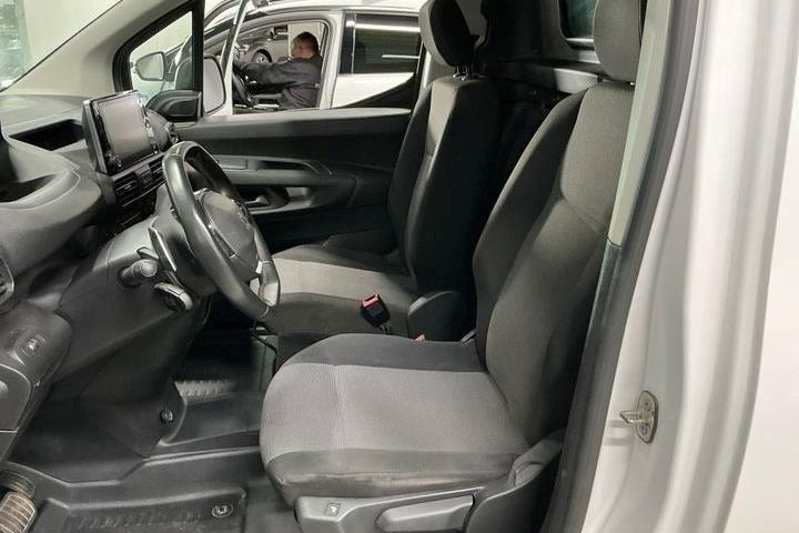 Hvid Peugeot Partner fra 2021