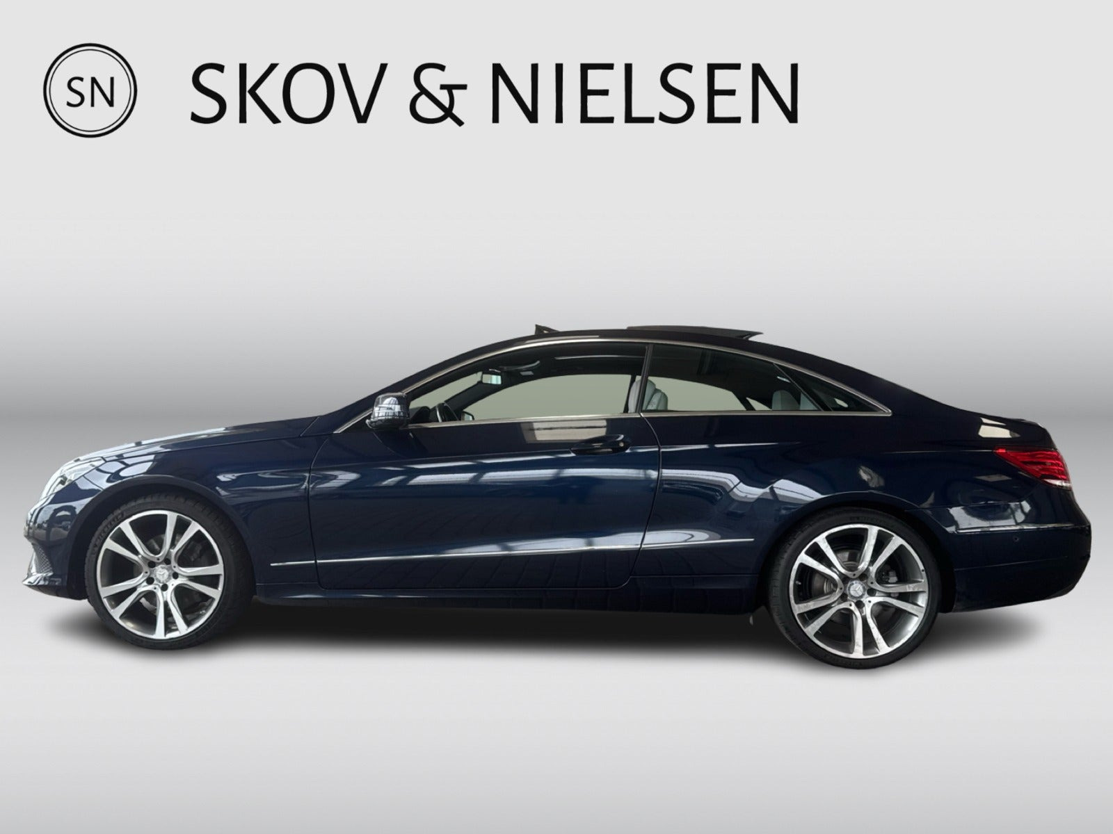Blå Mercedes E350 fra 2013