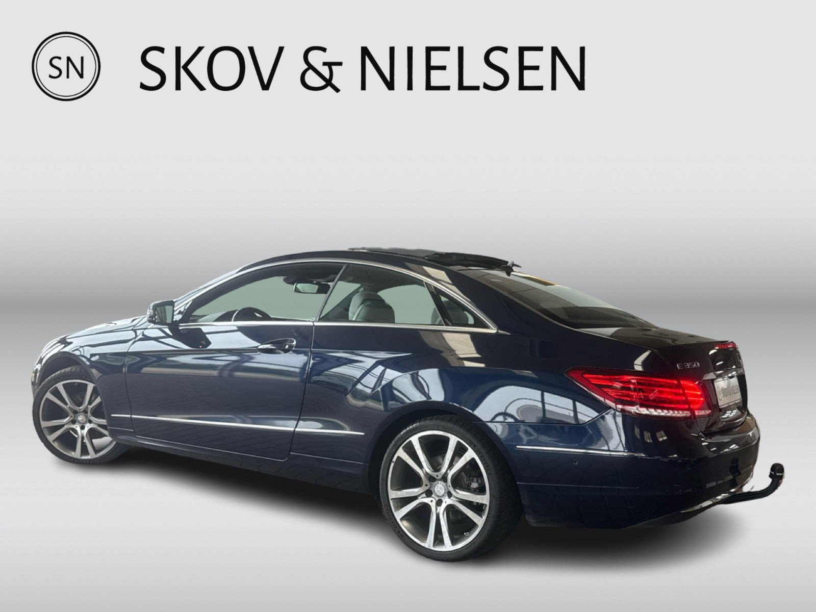 Blå Mercedes E350 fra 2013