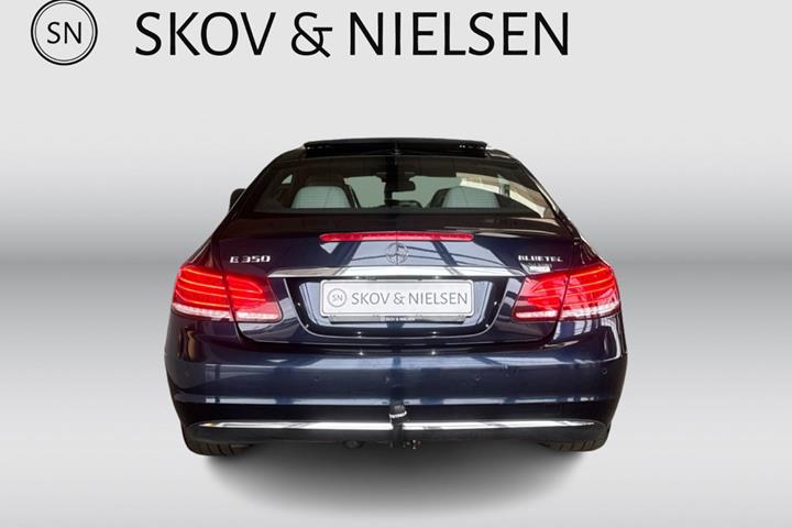 Blå Mercedes E350 fra 2013