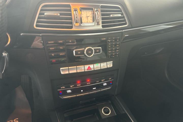 Blå Mercedes E350 fra 2013
