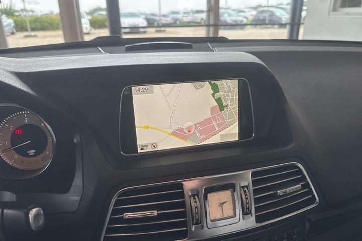 Blå Mercedes E350 fra 2013