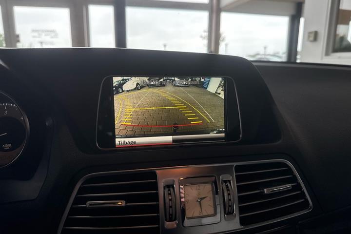 Blå Mercedes E350 fra 2013