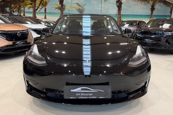 Sort Tesla Model 3 fra 2021