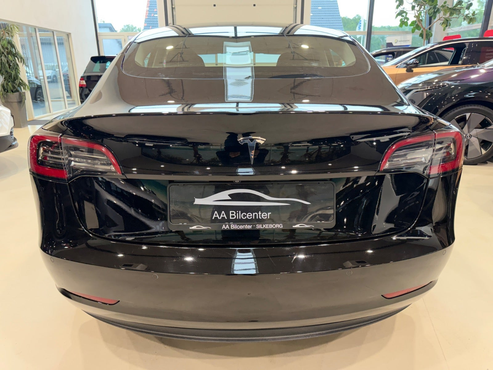 Sort Tesla Model 3 fra 2021