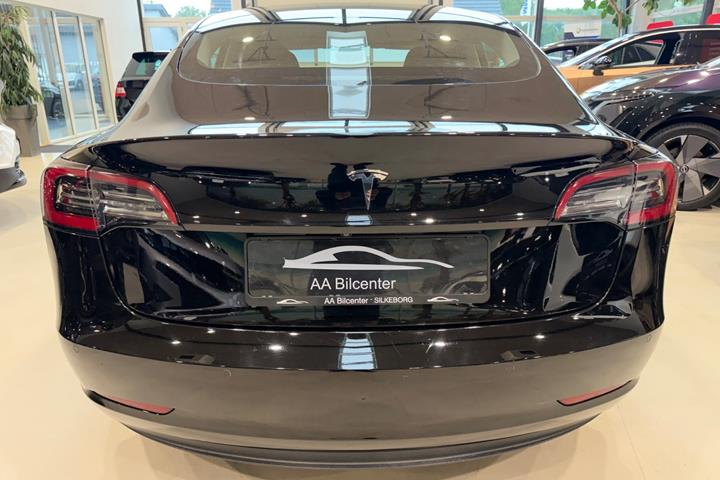 Sort Tesla Model 3 fra 2021