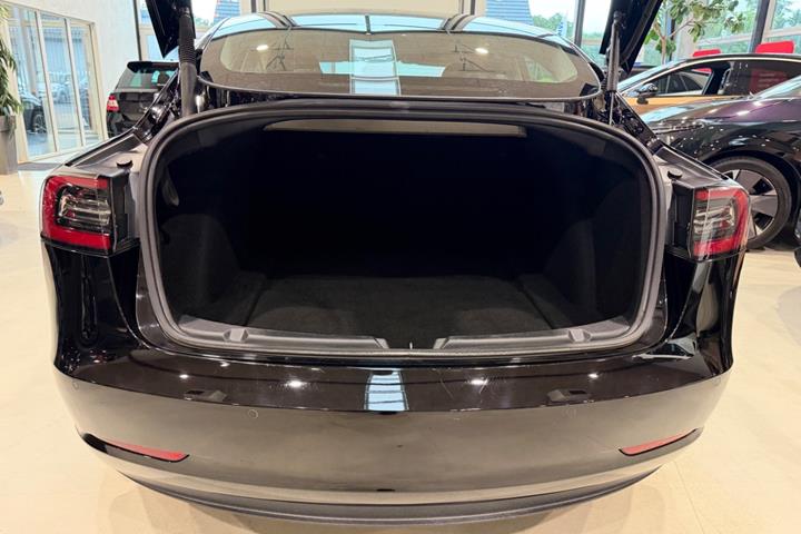 Sort Tesla Model 3 fra 2021