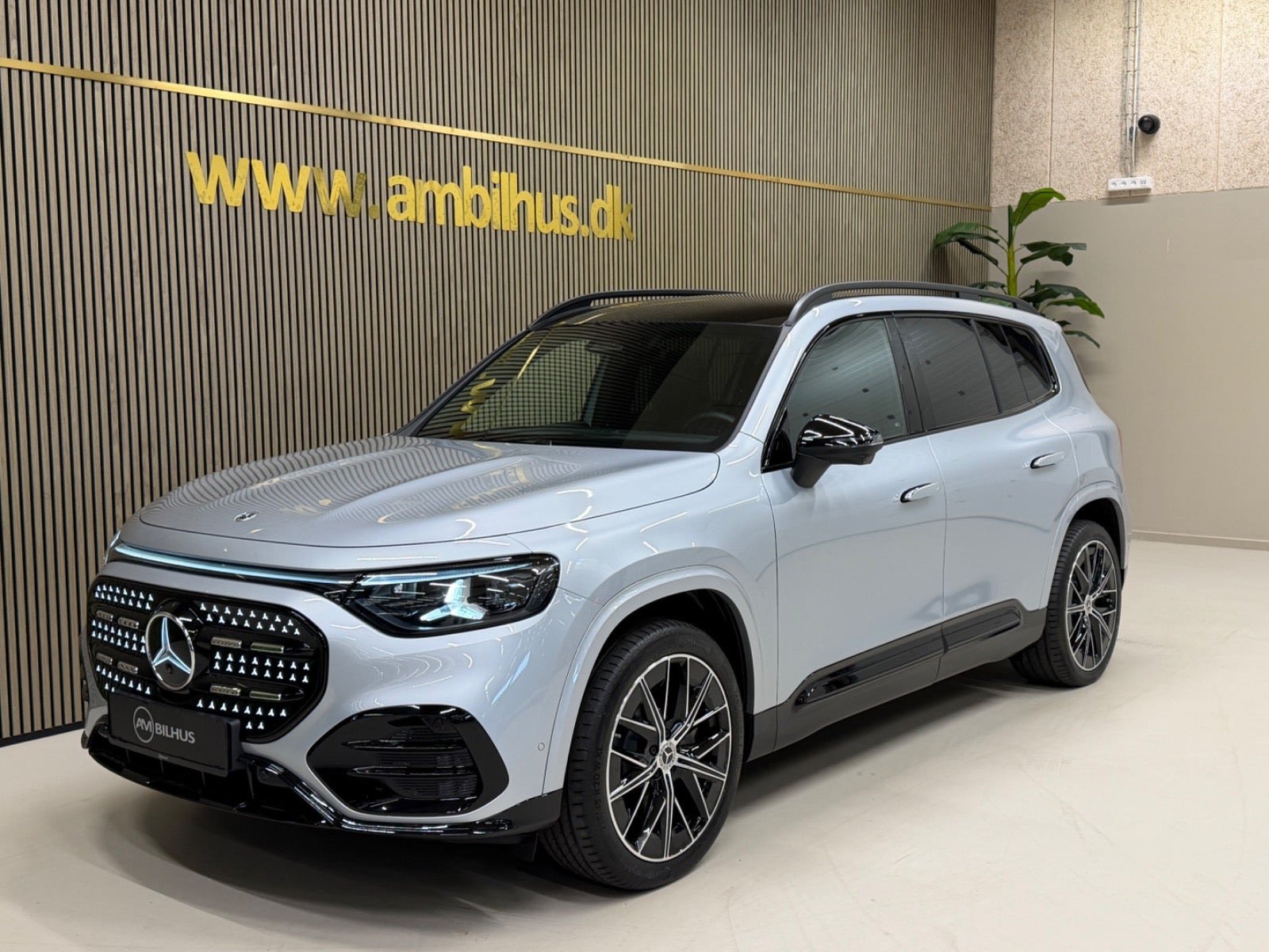 Sølv Mercedes GLB250+ fra 2026
