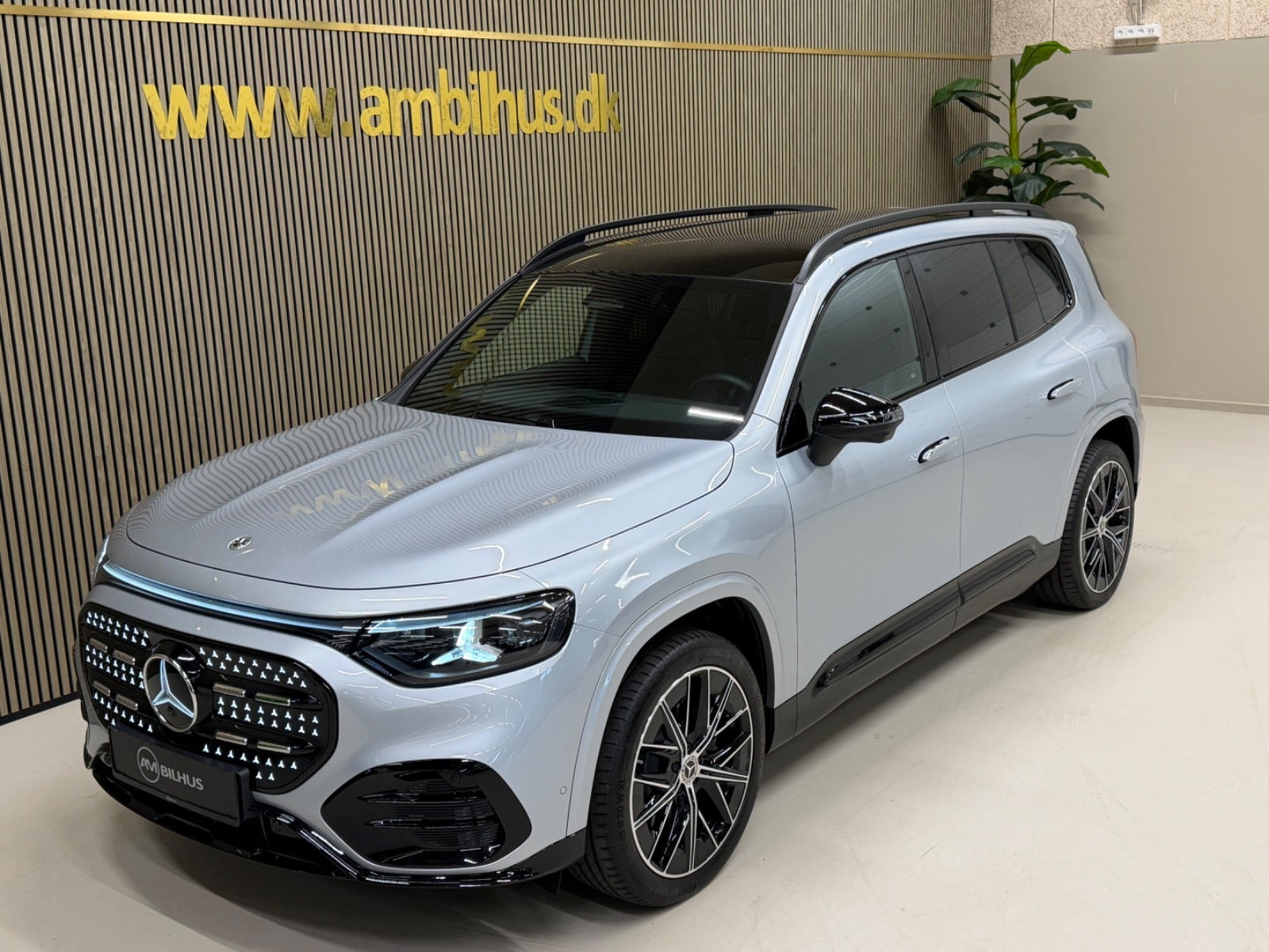 Sølv Mercedes GLB250+ fra 2026