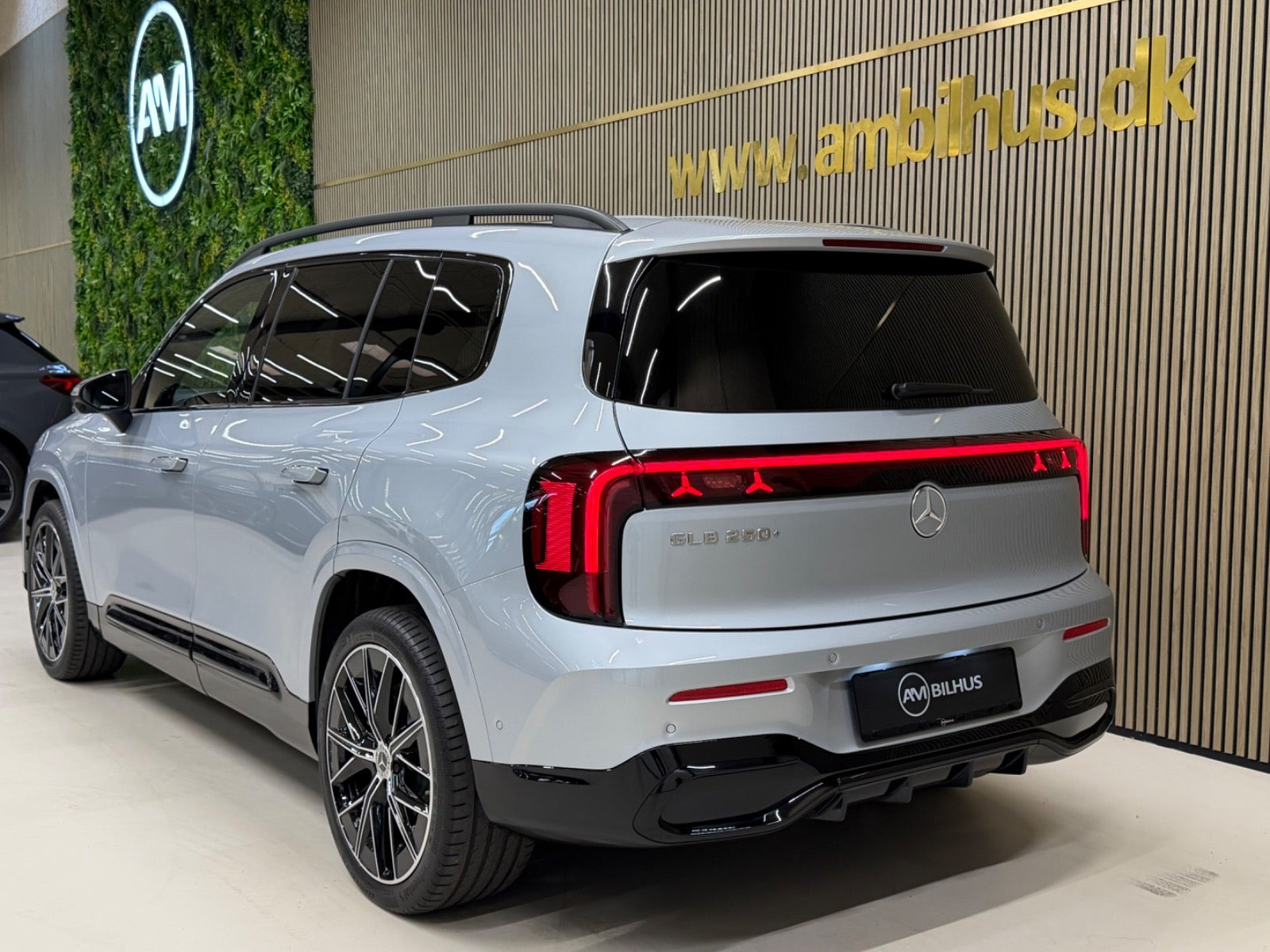 Sølv Mercedes GLB250+ fra 2026