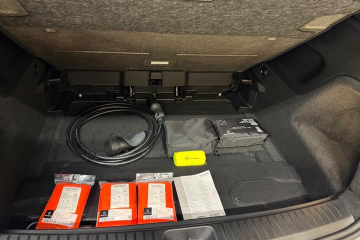 Sølv Mercedes GLB250+ fra 2026