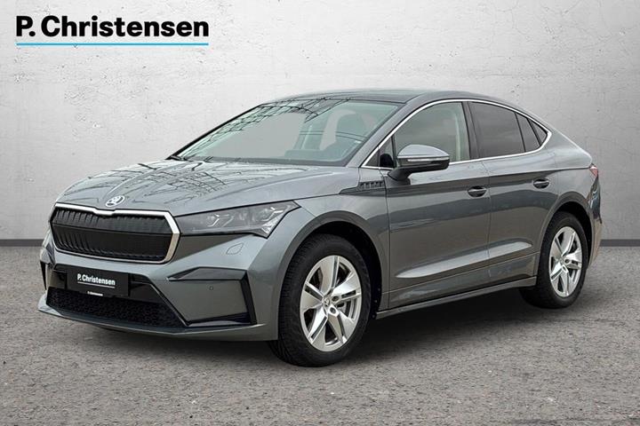 Grå Skoda Enyaq fra 2024 set udefra