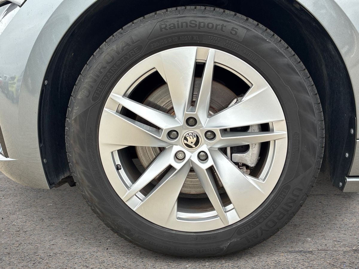Grå Skoda Enyaq fra 2024