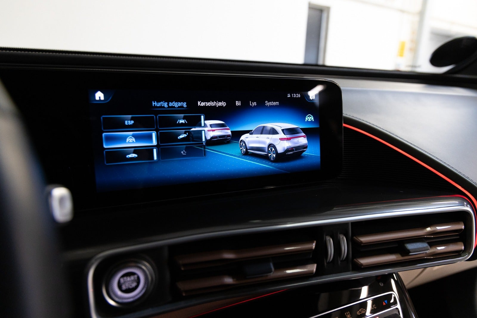 Grå Mercedes EQC400 fra 2021
