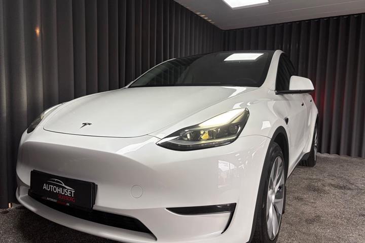 Hvid Tesla Model Y fra 2023