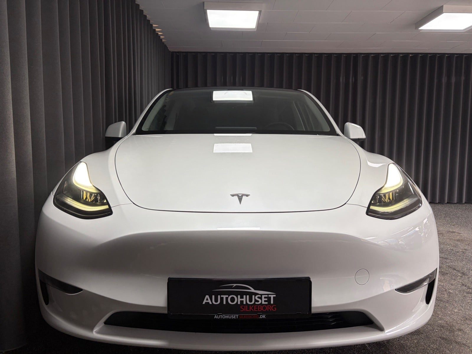 Hvid Tesla Model Y fra 2023
