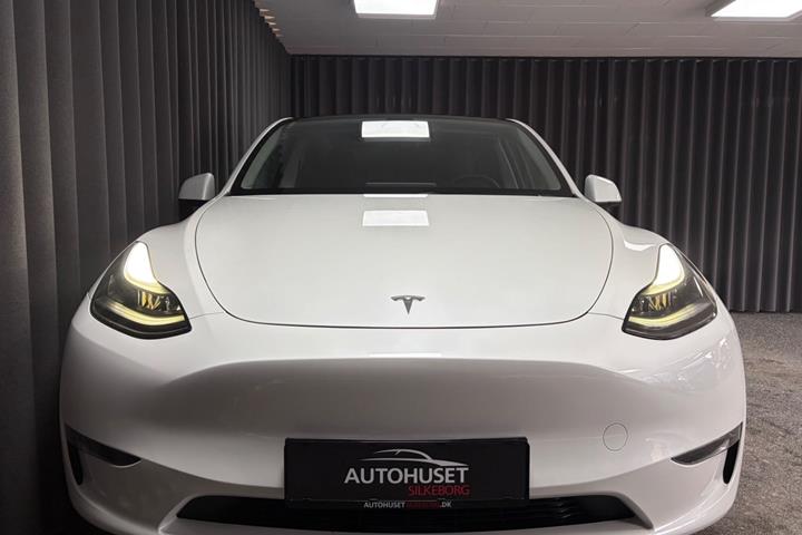 Hvid Tesla Model Y fra 2023